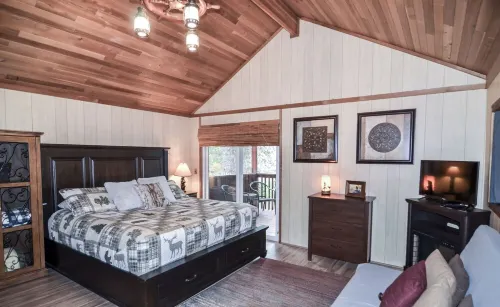 Near Sandy River~ Hot Tub, King Bed, XBOX, Game Room, BBQ, Family Friendly