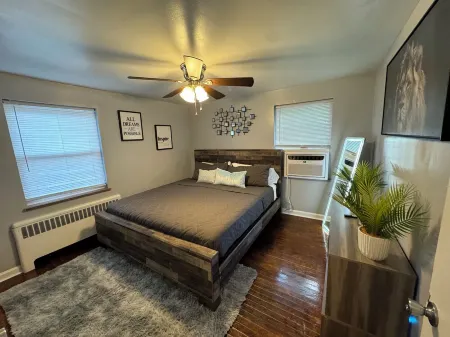 Quiet, safe and serene unit with lots of charm in a great location in Cincinnati Отели рядом с достопримечательностью «Уинтон Вудс»