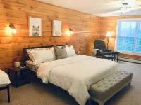 White Mountains sleeps 11 PET FRIENDLY with indoor/outdoor pools, hiking/biking