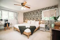 New! Riverfront/6BR/Hottub/Games/Lake Access/Indoor Pool