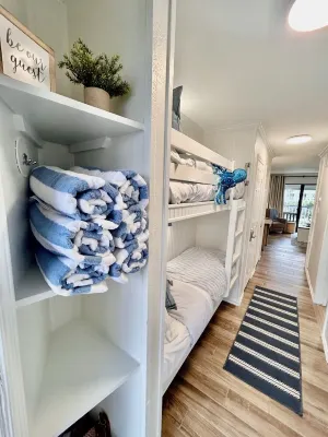 Updated 1-bedroom on Galveston’s seawall with ocean view, children’s bunks, wifi