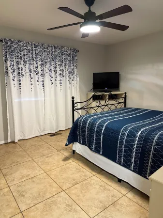 Located in the Heart of Albuquerque.  Close to Old Town, Easy Access to I 40. Отели рядом с достопримечательностью «Альбукерке Ботаникал Гарден»