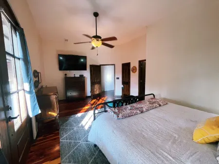 The Landing at Main Street Suites: Cozy apartment in downtown Van Buren, AR