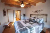 Little Bear Lodge- Pet Friendly-Centrally Located-under New Management Hotels in Towns County