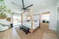 Luxury Pickleball Resort, Heated Pool,Spa & Firepit.  Sleeps 28 Near Marina