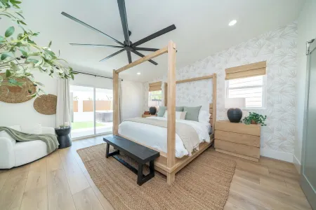 Luxury Pickleball Resort, Heated Pool,Spa & Firepit.  Sleeps 28 Near Marina