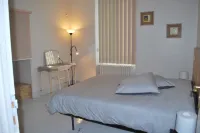 15-person gite with 6 bedrooms and bar area ideal for family reunions!