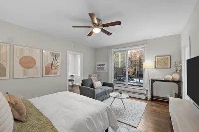Lovely 1BR/1BA in the Heart of Lincoln Square VK Wholesale 주변 호텔
