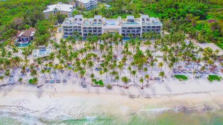 Family Selection at Grand Palladium Kantenah Resort & Spa - All Inclusive Отели рядом с достопримечательностью «Rockaway Bay»