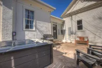 Gorgeous Home 1 Blk from Main with Hot Tub & Fire Pit! Hôtels à : Fredericksburg
