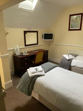 Rose and Crown Hotel Отели в г. Балшем