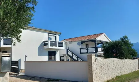 Apartment with a Pool, Mountainview, Near the Sea!