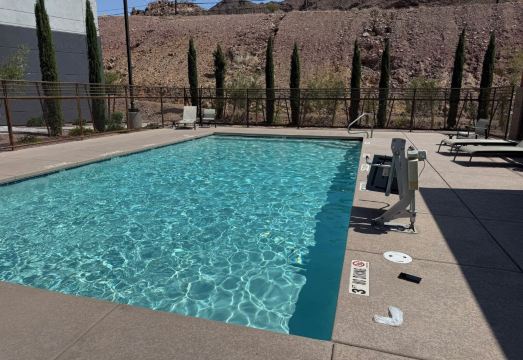 2. 홀리데이 인 익..