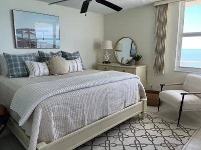 Direct beach & pool view, 1 bdrm condo w AC, WiFi on fabulous Ft Myers Beach. Estero Island 주변 호텔