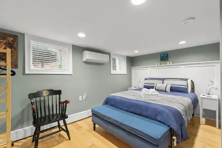 West End Escape - Modern 2 Br - Parking - Private Patio w/ Grill + Firepit