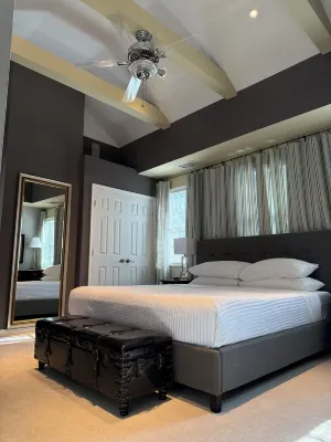 Charming 3 Beds 2 Bath, EV Charging, Off-Street Parking, 99 Walk Score, King Bed