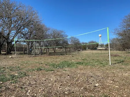 3 Sisters Crossroads Cottage with Big Porch, close to Lost Maples