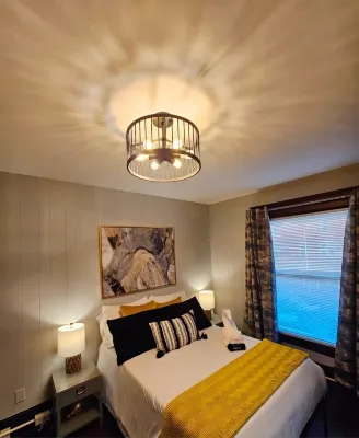 Historic & Chic apartment by Arena, University, Hospital - Dog Friendly Hotels near Marshall University