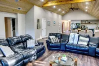 Cozy lake side villa for family getaway. Pet-friendly Hotels in Sherman-Denison