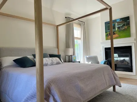 Comfortable, bright home with heated pool/spa, large deck, and yard. Отели рядом с достопримечательностью «Cape May Lighthouse»