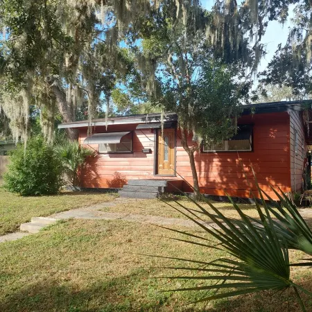 Charming family friendly 3-bedroom house in lovely Sanford with WiFi, AC