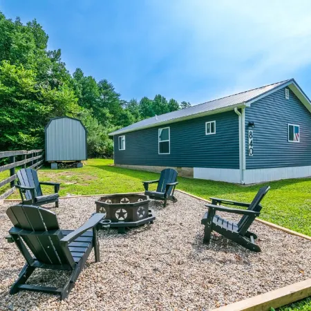 Cozy Lake Cumberland Retreat with hot tub, just above Jamestown Marina!