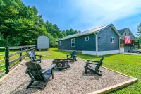 Cozy Lake Cumberland Retreat with hot tub, just above Jamestown Marina!