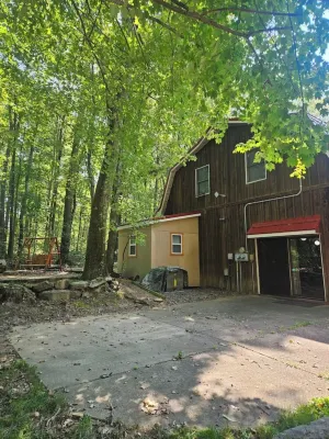 On 25 forested acres of nature!