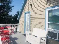 Lovely beachside two-bedroom apartment with sundeck