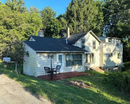 Charming 3-bedroom farmhouse in Rock Stream including vineyard and winery tour. Hotels in Starkey
