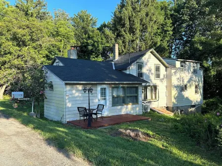 Charming 3-bedroom farmhouse in Rock Stream including vineyard and winery tour.