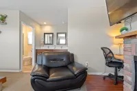 5 MIN TO LAX, Private entrance studio apartment. Pet friendly apartment