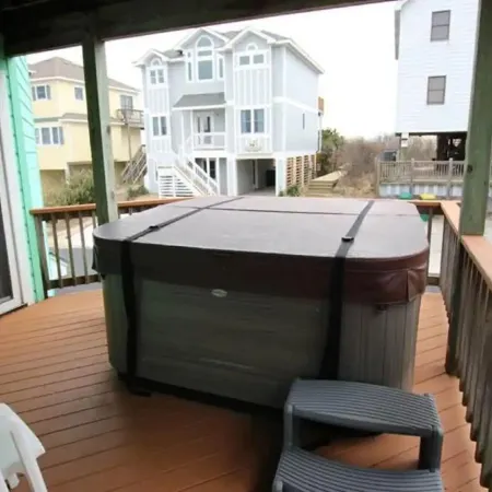 Semi Oceanfront 5 bedroom dog friendly cottage 10 feet to beach access