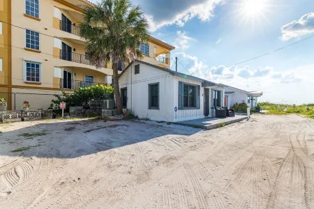 Historic Beach Cottage steps from the white sandy beach of Indian Rocks Beach