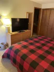 Spacious cozy bedroom with pvt. full bath. Walking distance to Mt Snow ski lifts