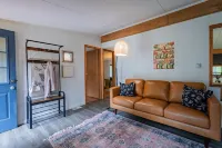 CreeksideCabin at Mt.Rainier dog friendlyFreshOrganicEggs