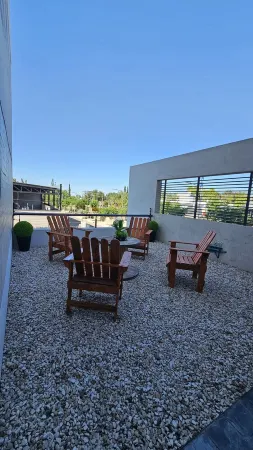 Charming 2-bedroom apartment in fabulous Mendoza close to shopping center.