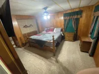 Quiet cabin in the woods w/ access to pools, river, & lakes in gated community!!