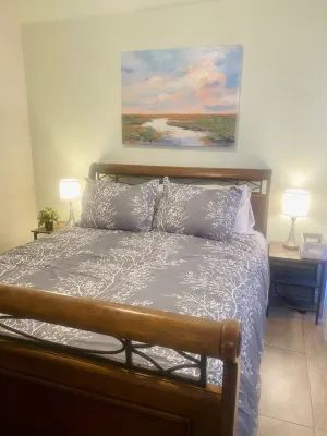 Serene Urban Retreat with indoor fireplace, walk to foodie heaven & more!