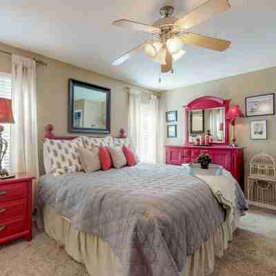 Mermaid - Largest Heated Pool, Walk to Private Beach, GolfCart, Pet Friendly. Rooms