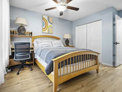 Gorgeous and fenced 3BED/2BTH Near Sarasota