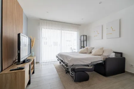 Pretty studio with terrace between sea and forest