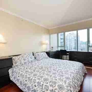 Vancouver condo: surreal water/mountain/harbor views 2Beds/2BA Rooms