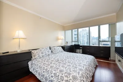 Vancouver condo: surreal water/mountain/harbor views 2Beds/2BA