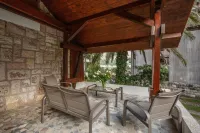 Private garden villa: serenity , private lush haven by the sea.
