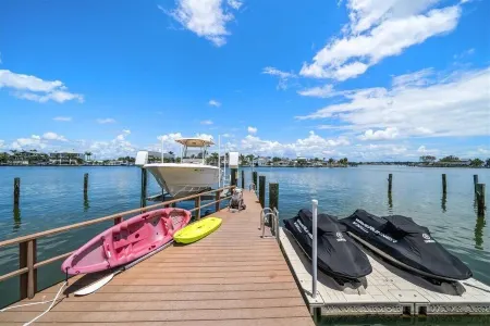 Wake to the Sunrise and Steps to the Sunset! Best of Both Worlds! Отели в г. Indian Rocks Beach