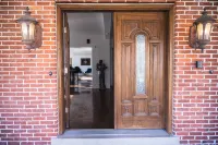 Sleeps 8, 7 Queen Beds, Centrally Located, Near Downtown KC & County Club Plaza