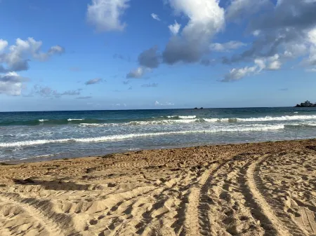 Beachfront Modern Studio next to Wyndham Hotel