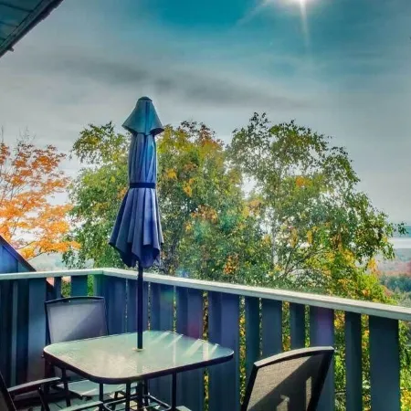 Chalet Mont-Sainte-Anne Отели в г. Бопре