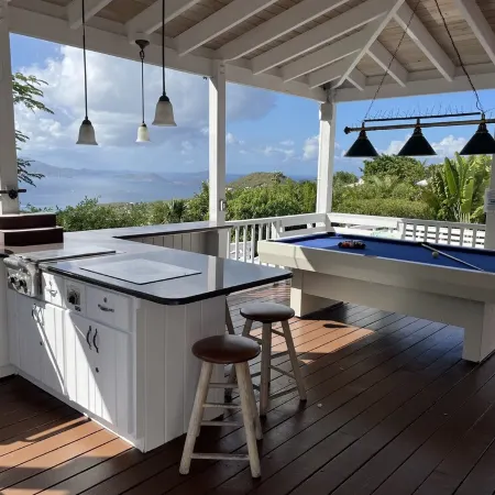 Coconuts: Indoor/Outdoor Living, Spa, Heated Pool & Privacy!